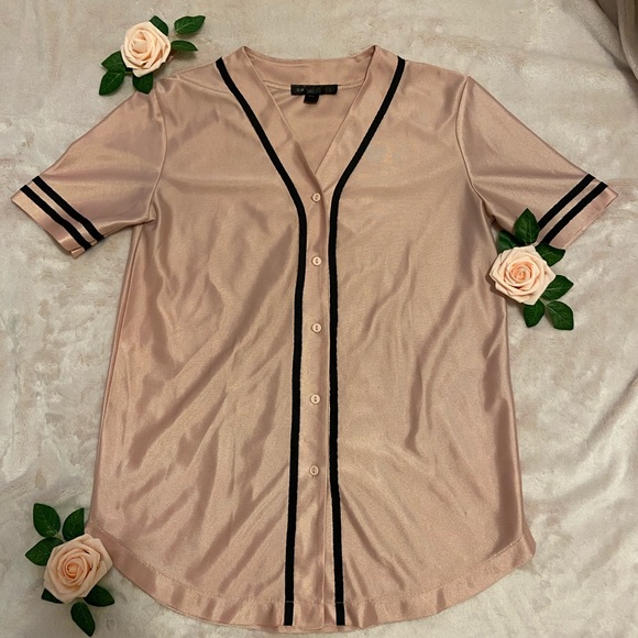 💕 2/$25 Light pink short sleeve button up - Picture 2 of 2